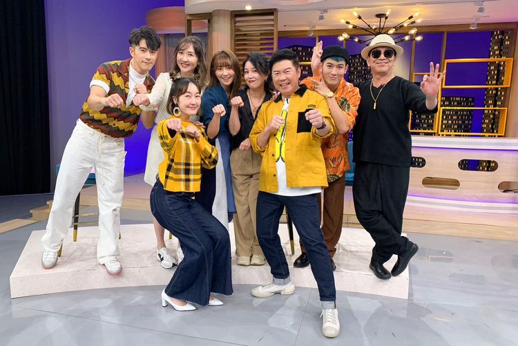 曾國城（右）、巴鈺（左），JR（後排左起）、Julie、張文綺、苗可麗、吳思賢、高捷一起錄製《一袋女王》。衛視中文台提供