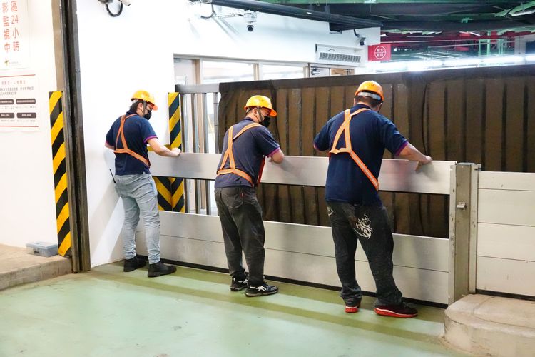 桃園機場中央車道實施防洪閘門演練。施昂強攝