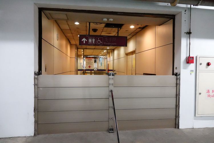 桃機已將部分出入口架設防洪閘門。施昂強攝