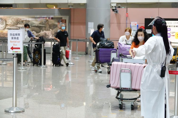 桃園機場旅客入境。施昂強攝