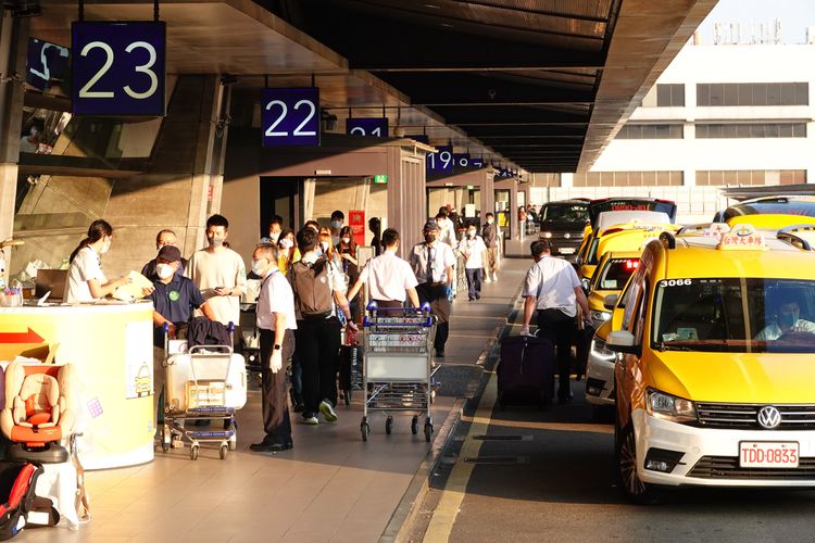 入境旅客搭乘防疫計程車。施昂強攝
