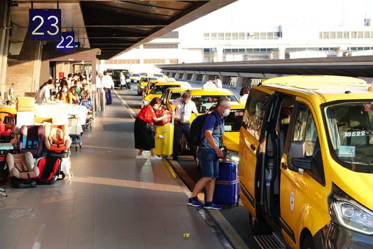 入境旅客排隊搭乘防疫計程車。施昂強攝