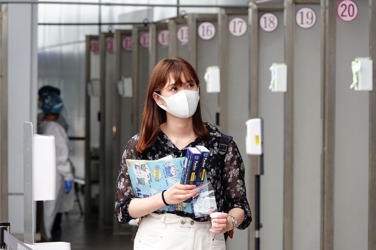 機場入境旅客發放家用快篩試劑。施昂強攝