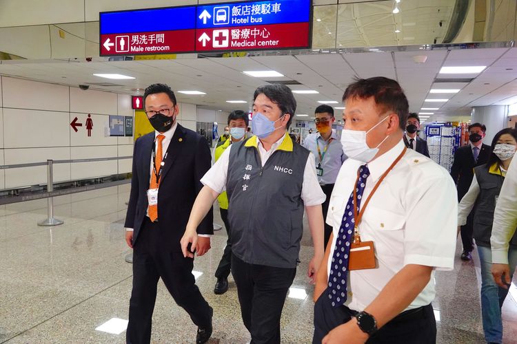 王必勝視察旅客動線。翻攝畫面