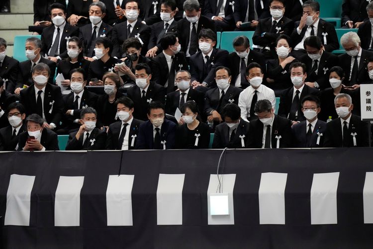 日本國會議員已經抵達日本武道館。美聯社