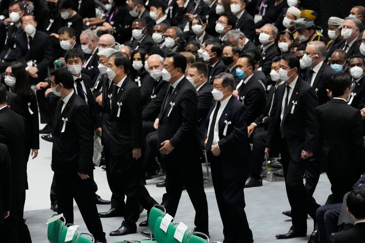 安倍國葬儀式的出席者以男性居多。美聯社