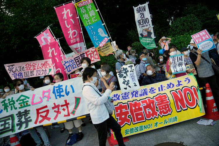 日本民眾持續上街反對安倍國葬。美聯社