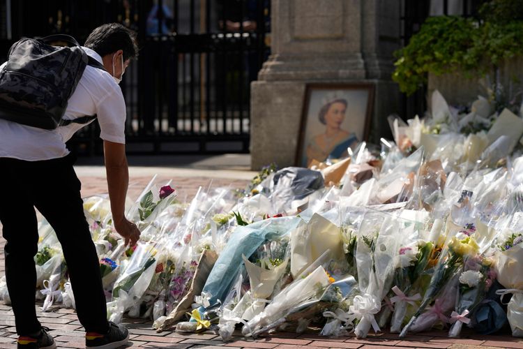 日本民眾前往英國駐日大使館前獻花致意。美聯社