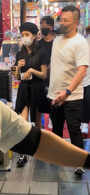 Jisoo逛了30分鐘匆匆離去。翻攝《FRIDAY》