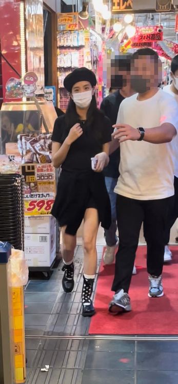 Jisoo逛唐吉訶德，身旁有壯漢護衛。翻攝《FRIDAY》