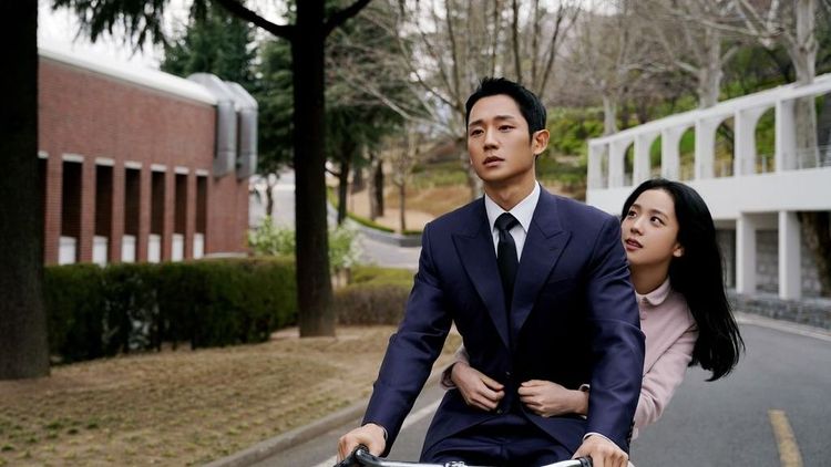 丁海寅（左）、Jisoo主演的《雪降花》當時捲入扭曲歷史風暴，JTBC一口氣播出3～5集轉移焦點。翻攝JTBC