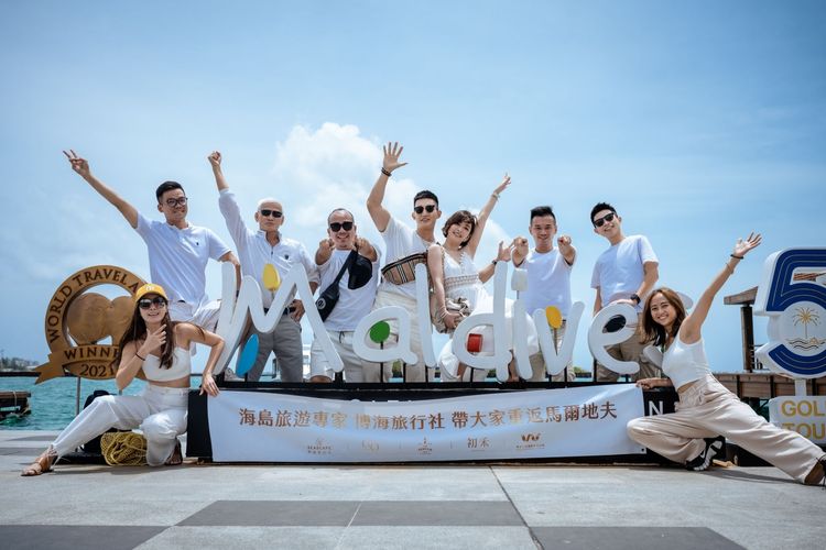 許維恩（中）和王家梁帶了拍攝團隊同行。博海旅行社／綠攝影像提供