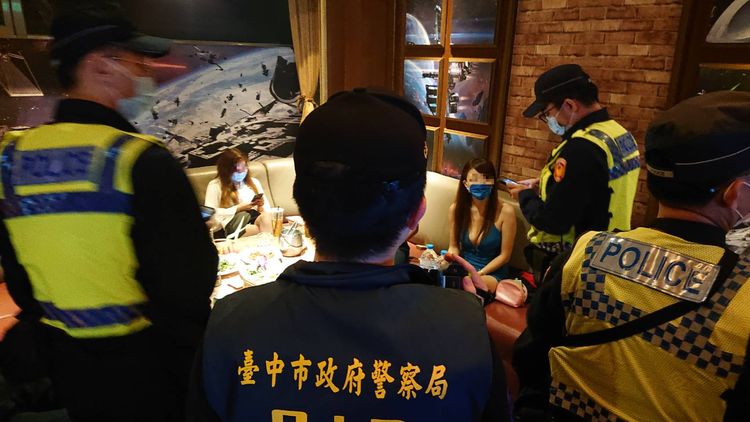 照片是台中市警方臨檢酒店。（與本案無關）