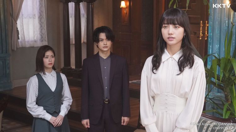 清原果耶（右起）、瀨戶康史與小芝風花主演的日劇《靈媒偵探城塚翡翠》改編自暢銷小說。KKTV提供