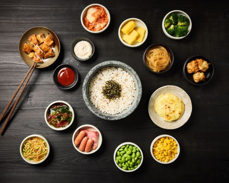 KOKO-BAP 韓式搖拌飯提供22 個品項可自由混搭出專屬口味。業者提供