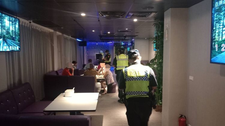 警方進入KTV臨檢。淡水警分局提供