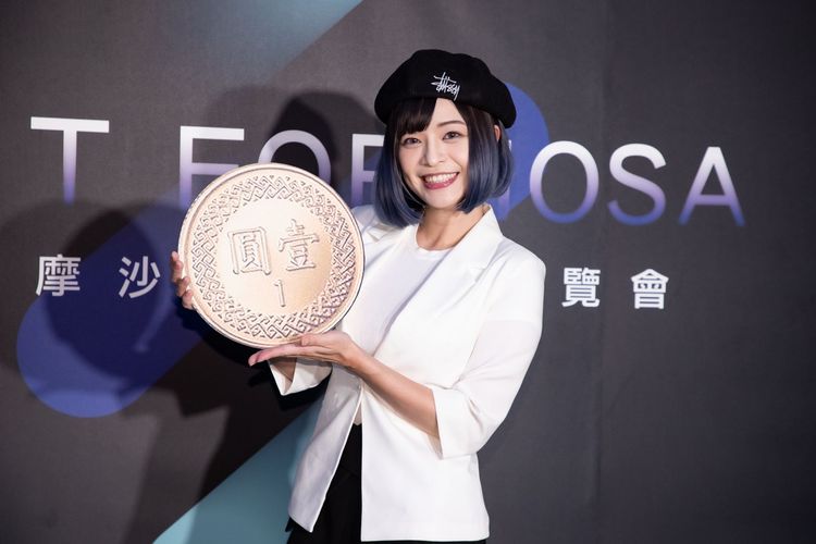 郭鬼鬼或許怕尬輸阿霞，今胸前包得密不透風。紅心字會提供