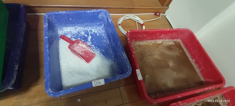 嫌犯從國外進口非管制原料，大量煉製K他命毒品。警方提供