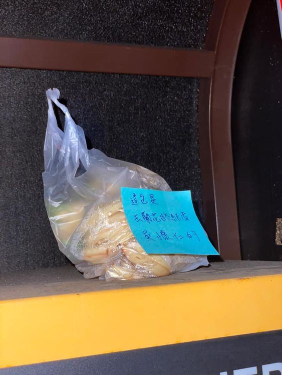 朝聖的粉絲貼上便條紙「這包是玉蘭花終結者吳慷仁的」。翻攝臉書「吳慷仁Kang Ren Wu」