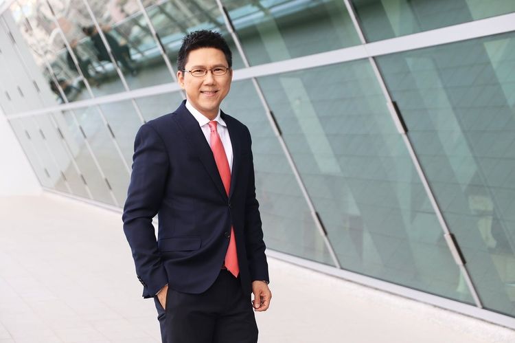 英文主播Ken Lee入圍「2022亞洲影藝創意大獎」的「最佳新聞主播」獎。民視提供