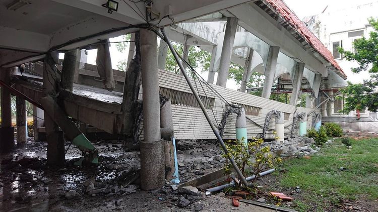 花蓮春日國小倒塌，幸好不是上課日。翻攝自Kolas Yotaka的臉書