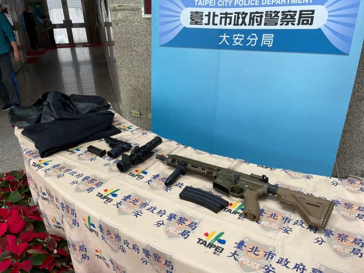 黃男遭計程車上埋伏的吳男用玩具槍抵住身體。翻攝畫面