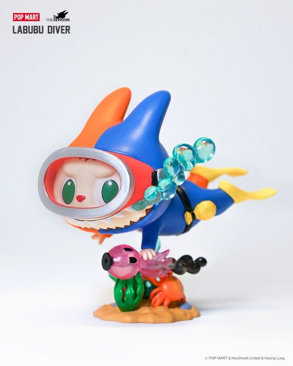 LABUBU潛水員吊卡，單筆消費滿999元即可購買，售價850元，將於9月16日至9月18日發售，每日限量100隻。業者提供