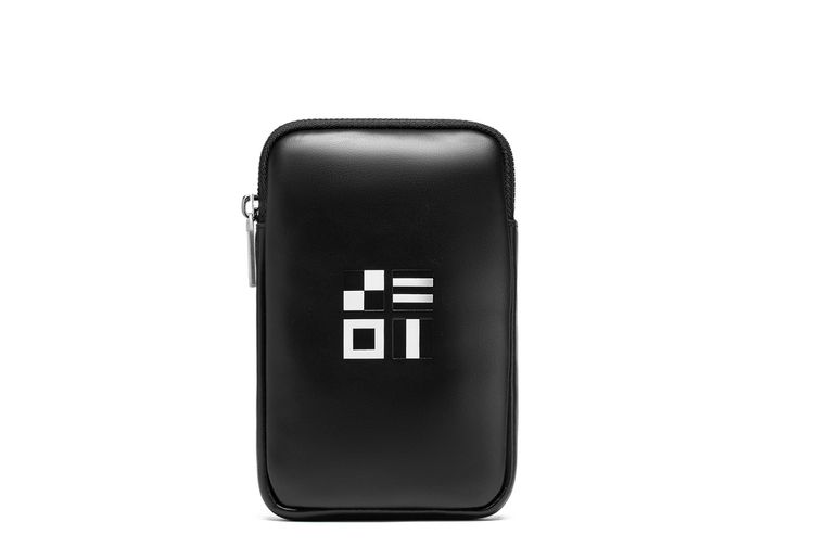紫色吊繩手機包，4780元。品牌提供