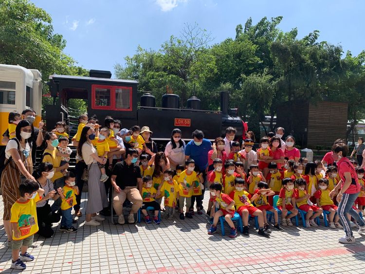 LDK58蒸汽機車頭及LD2201柴油客車揭牌儀式。胡順惠攝