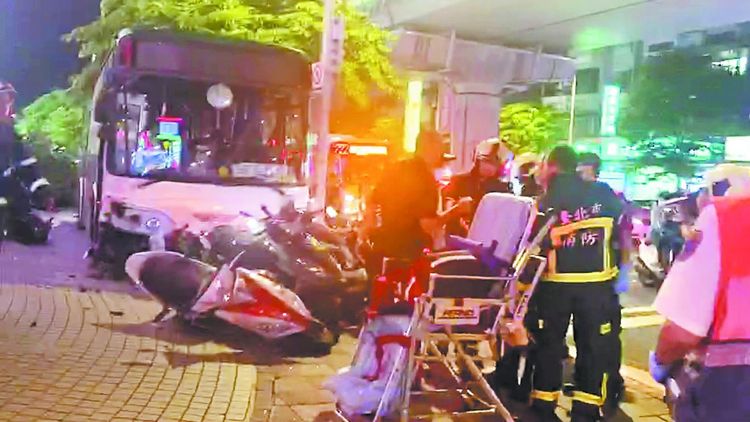 許英毫因吸毒恍神將公車開上人行道釀禍。讀者提供