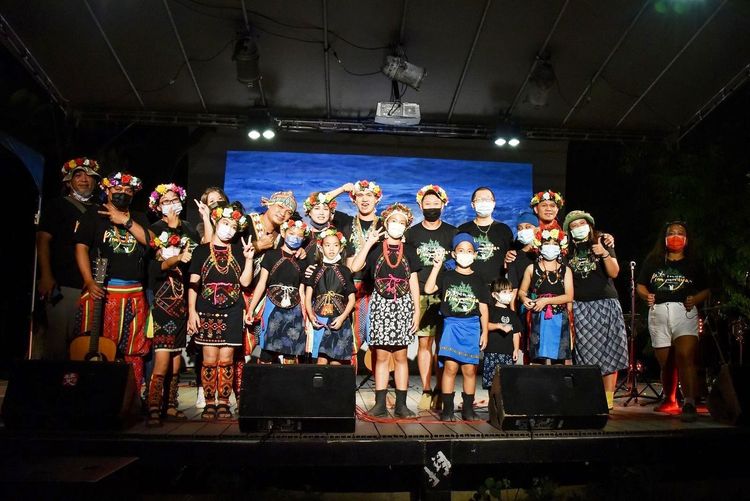 MV拍攝團隊在台東鐵花村的成果展。阿藜漾文創工作室提供