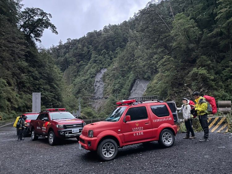 台東縣消防局兩梯次派遣專業人員上山救援。翻攝畫面