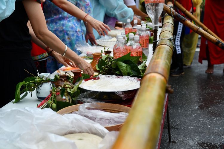 族人用豐盛祭品召喚祖靈。吉安鄉公所提供