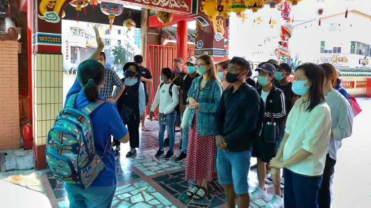 慈濟大學外籍生單日小旅遊走訪在地傳統文化。慈濟大學提供