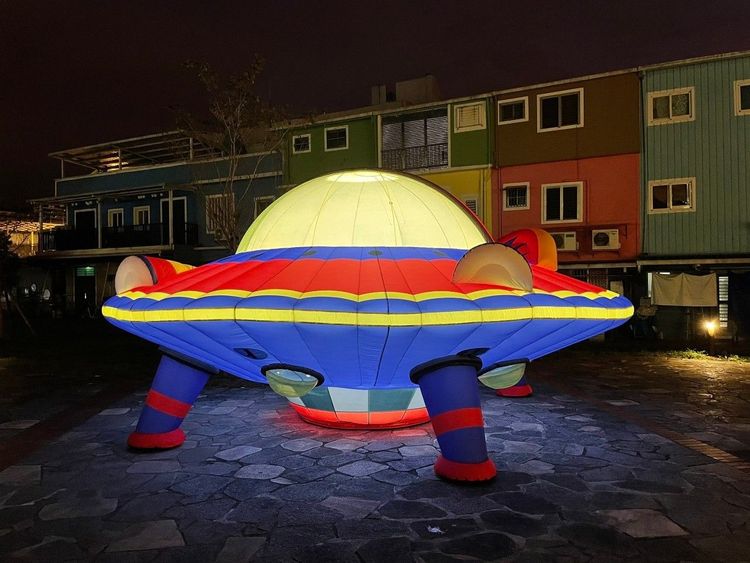 除了巨型玉兔抱月裝置藝術外，廣場還有飛碟、火箭等裝置藝術，遊客一抵達冬山，猶如置身浩瀚宇宙。冬山鄉公所提供