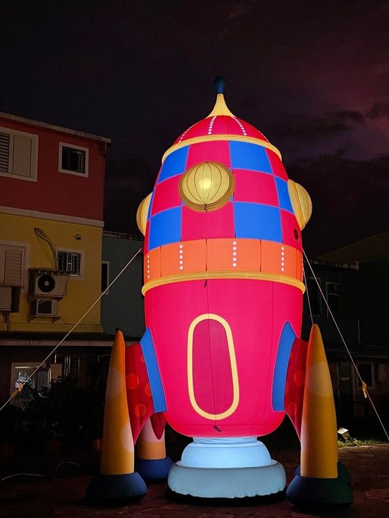 除了巨型玉兔抱月裝置藝術外，廣場還有飛碟、火箭等裝置藝術，遊客一抵達冬山，猶如置身浩瀚宇宙。冬山鄉公所提供