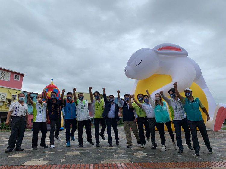 冬山鄉長林峻輔及鄉代邀請遊客到冬山旅遊。冬山鄉公所提供