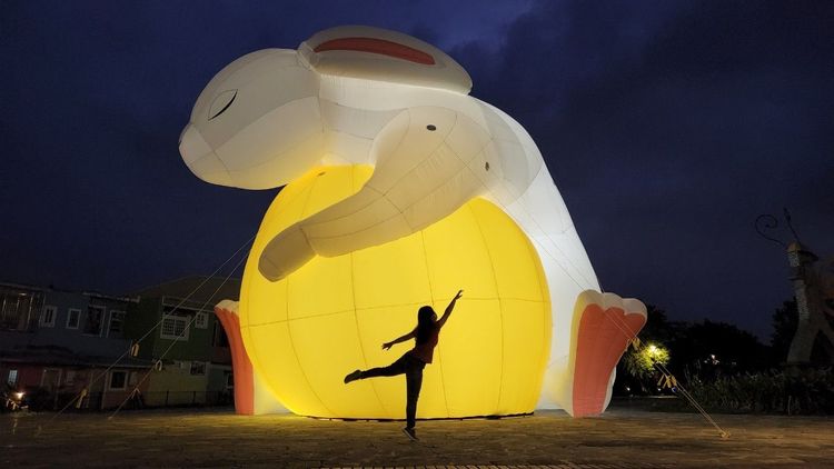 高10公尺的「玉兔抱月」裝置藝術點亮冬山火車戰前廣場，成為遊客熱門打卡景點。冬山鄉公所提供