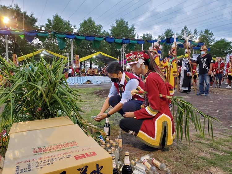 花蓮市長魏嘉賢受邀為祖靈倒了66杯酒。花蓮市公所提供