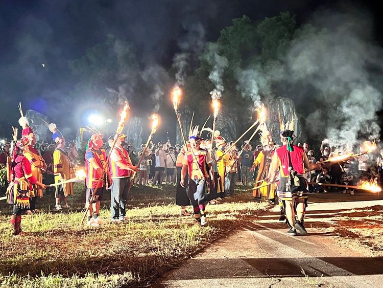 族人火燒祭屋，象徵著部落因火而亡、火裡而生。花蓮市公所提供