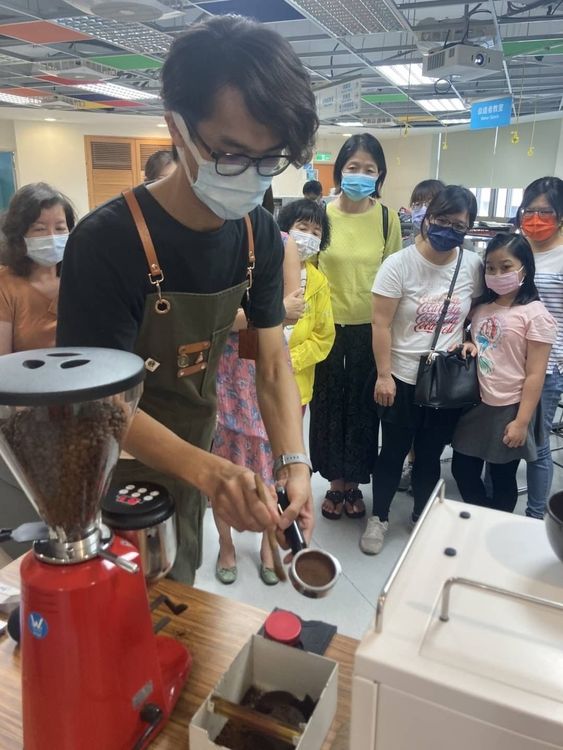 咖啡講師帶領大家使用咖啡機。花蓮市公所提供