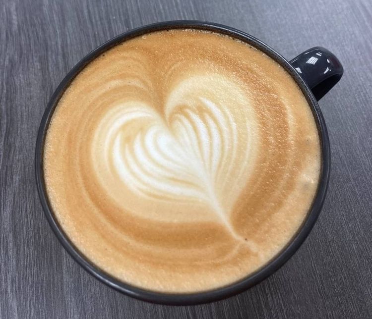 講師教導學員咖啡拉花。花蓮市公所提供