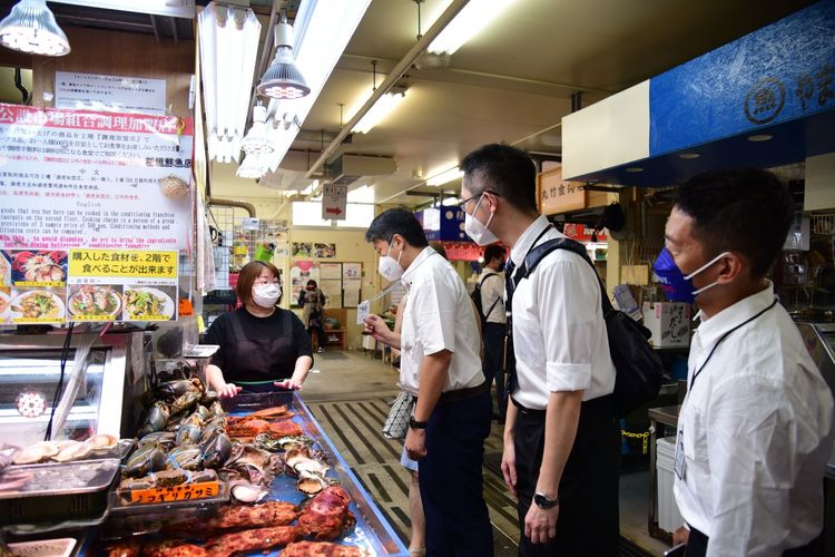 攤商得知參訪團來自台灣，開心表示：台灣一級棒。花蓮市公所提供