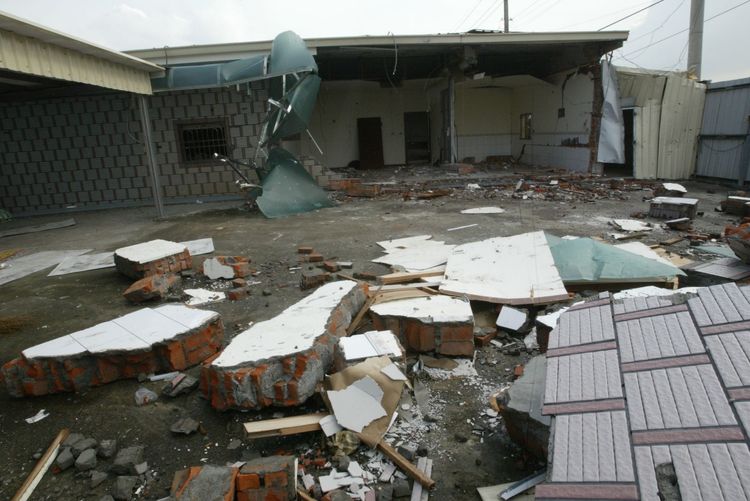 工寮現場經過警匪駁火後，形同一片斷垣殘壁。讀者提供