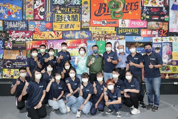 黃秀芳與蔡其昌等人參觀毛巾工廠。黃秀芳提供