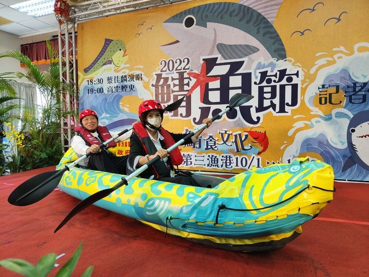 南方澳鯖魚節活動豐富，民眾還可體驗鯖魚木舟競速活動，更有機會把免費魚貨帶回家。縣府提供