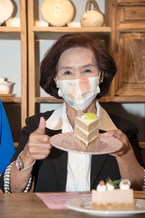 宜蘭縣長林姿妙邀請遊客到宜蘭品嚐咖啡吃甜點。縣府提供