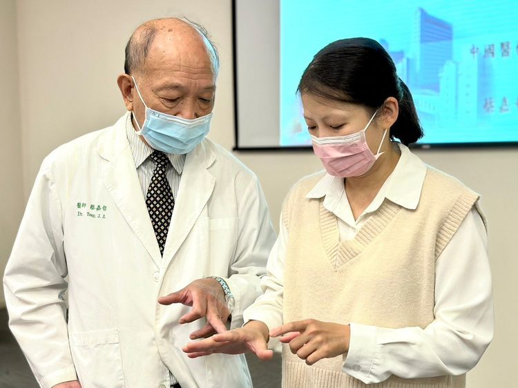黃小姐23歲時向蔡嘉哲教授求診，最終以新研發的「BR1抗體檢測」，為黃小姐確定病因。中國附醫提供