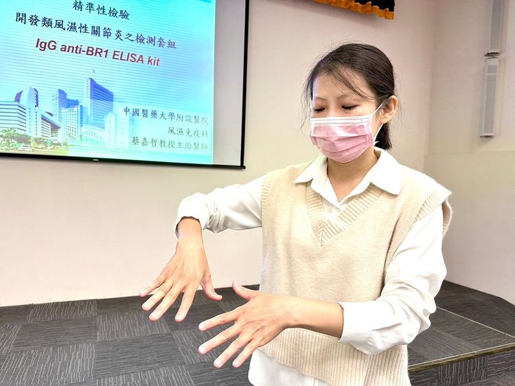 黃小姐原本發病時連起床刷牙都僵硬無法操作，如今已恢復九成活動力，控制良好。中國附醫提供