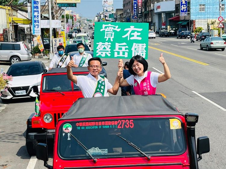 立委蘇巧慧（右）陪同雲林縣議員蔡岳儒掃街拜票。魏嘉良攝